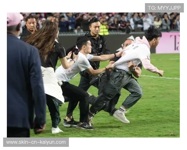 NBA球迷冲进场庆祝，被安保五人按住